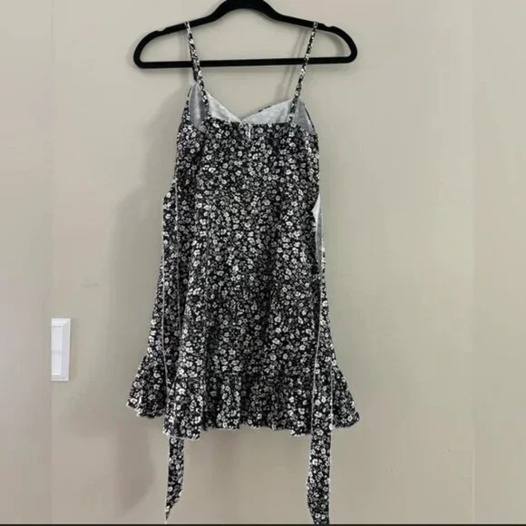 Amazon Black and White Floral dress - Picture 2 of 4